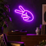 Antrasit duvarlı müzik köşesinde plakçalar ve ceviz konsol üzerinde mor ışıklı barış ve zafer eli LED neon