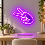Açık gri duvarlı yaratıcı stüdyoda ahşap çalışma masası üzerinde mor ışıklı Peace & Victory el LED neon