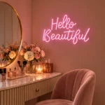 Gül kurusu duvarda makyaj masasının üzerinde pembe Hello Beautiful LED neon yazısı