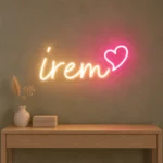 Ahşap konsol üzerinde günışığı İrem LED neon yazısı ve pembe kalp
