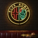 Koyu tuğla duvar ve deri oturma alanı üzerinde Alfa Romeo cam neon tabela