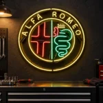 Koyu duvarlı garajda metal dolap üzerinde sarı, kırmızı ve yeşil Alfa Romeo cam neon tabela