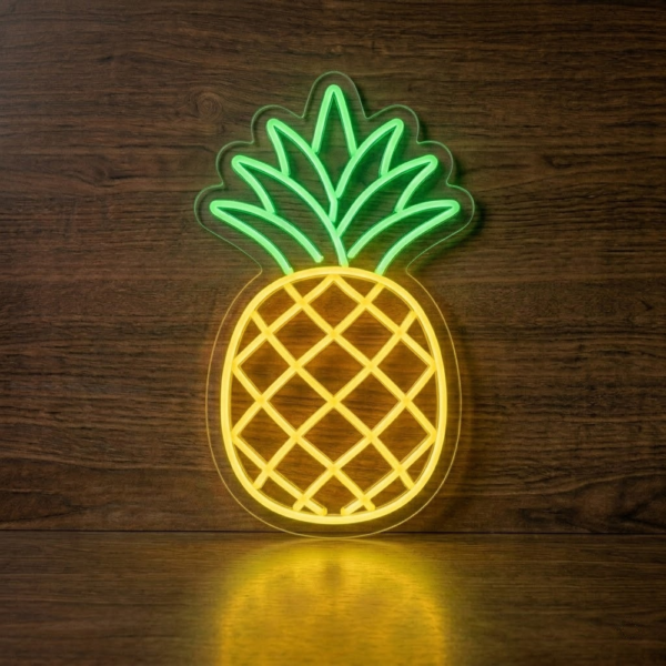 Sarı çapraz çizgili gövdesi ve yeşil yapraklarıyla ahşap zemin önünde ananas LED neon tabela