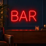 Koyu mavi duvarlı ev bar köşesinde kırmızı BAR LED neon yazısı