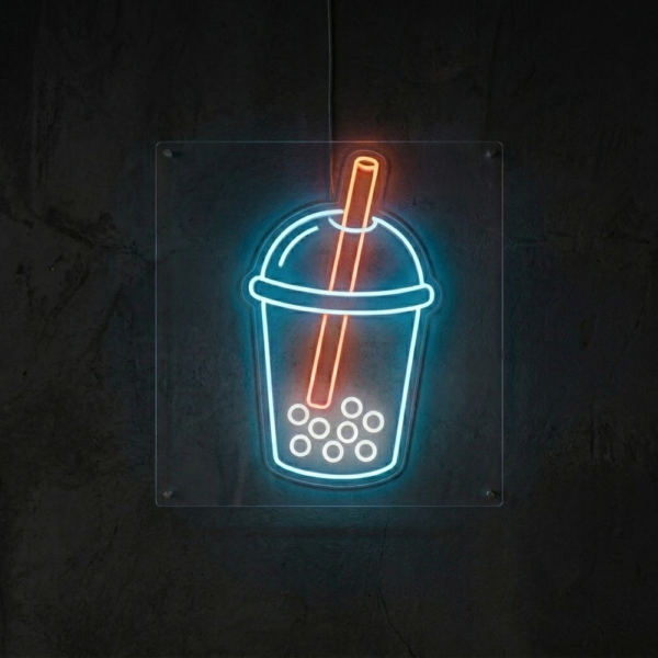 Koyu duvarda turkuaz bardak, turuncu pipet ve beyaz inci halkaları biçiminde bubble tea LED neon tabela