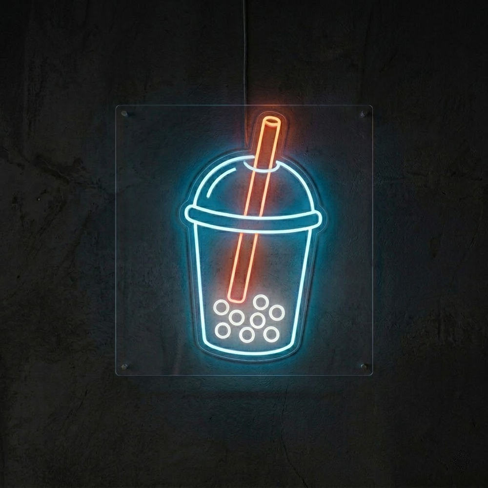 Koyu duvarda turkuaz bardak, turuncu pipet ve beyaz inci halkaları biçiminde bubble tea LED neon tabela