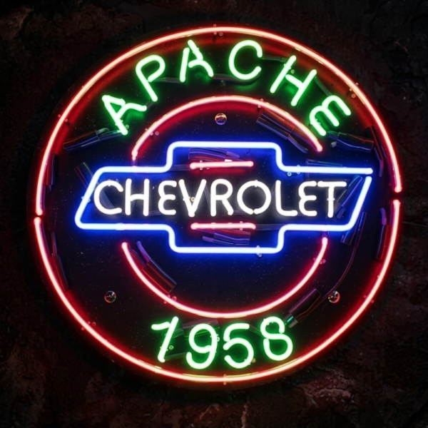 Chevrolet Apache 1958 cam neon tabela; kırmızı halka, mavi logo çerçevesi, beyaz Chevrolet ve yeşil Apache yazıları