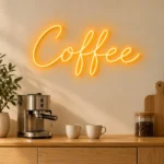 Ev kahve köşesinde krem duvarda amber el yazısı Coffee LED neon tabela