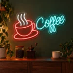Yeşil duvarlı ev kahve köşesinde fincan figürlü turkuaz Coffee LED neon tabela