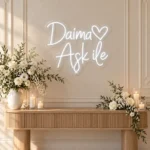 Beyaz çiçeklerle süslü düğün salonunda kalpli Daima Aşk ile yazılı beyaz LED neon tabela