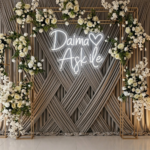 Gri kumaş fon ve beyaz çiçekler arasında, kalp ayrıntılı Daima Aşk ile beyaz LED neon tabela