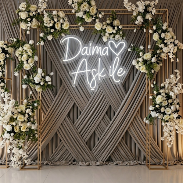 Gri kumaş fon ve beyaz çiçekler arasında, kalp ayrıntılı Daima Aşk ile beyaz LED neon tabela