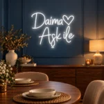 Lacivert duvarlı yemek odasında beyaz ışıklı Daima Aşk ile LED neon tabela