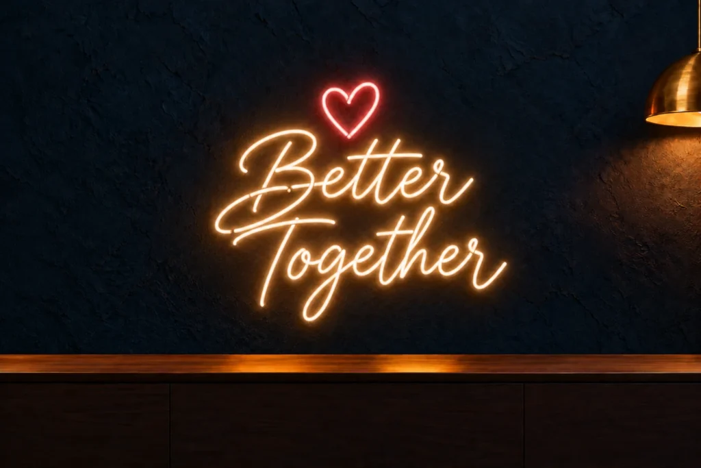 Lacivert duvarda sıcak beyaz Better Together yazısı ve pembe kalpli düğün ve organizasyon neonları