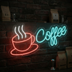 Tuğla duvarda kırmızı kahve fincanı ve tabak, üç beyaz buhar çizgisi ve turkuaz Coffee yazılı LED neon tabela