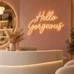 Pembe duvarlı güzellik salonunda sıcak beyaz Hello Gorgeous LED neon tabela