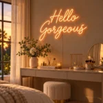 Yatak odası makyaj köşesinde sıcak beyaz Hello Gorgeous LED neon tabela