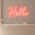 Güzellik stüdyosu karşılama alanında pembe el yazısı Hello LED neon tabela