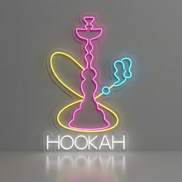 Açık gri fonda pembe nargile, sarı hortum, turkuaz duman çizgileri ve beyaz HOOKAH yazılı LED neon tabela