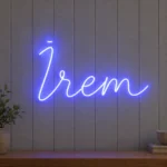Buz mavisi el yazısı İrem LED neon tabela, gri duvarda
