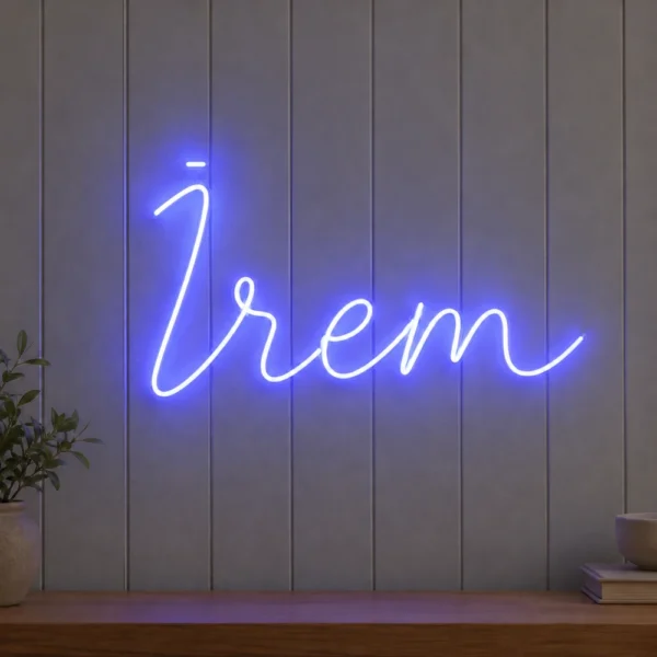 Buz mavisi el yazısı İrem LED neon tabela, gri duvarda