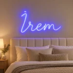Bej yatak odası duvarında buz mavisi el yazısı İrem LED neon tabela