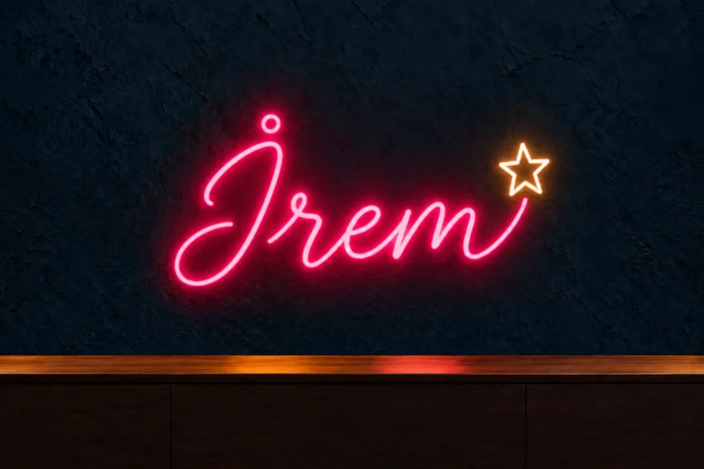 Lacivert duvarda pembe İrem yazısı ve yıldız figürlü kişiye özel isim neonları