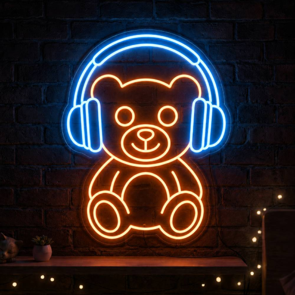 Koyu tuğla duvarda mavi kulaklık takan turuncu ayıcık LED neon tabela
