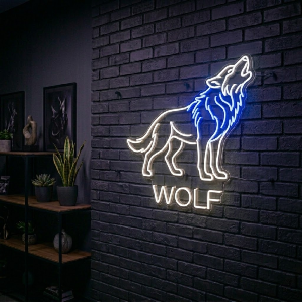 Koyu tuğla duvarda beyaz ve mavi ışıklı uluyan kurt LED neon tabela ve altında WOLF yazısı