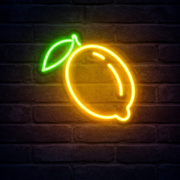 Koyu tuğla duvar üzerinde sarı limon çizgisi, içteki iki sarı detay ve yeşil yaprağıyla limon LED neon tabela