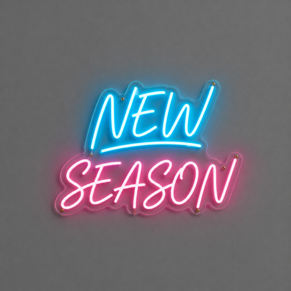 Gri duvarda turkuaz altı çizili NEW ve pembe SEASON yazılı iki satırlı LED neon tabela