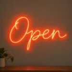 Kırmızı el yazısı Open LED neon tabela, açık renk duvarda