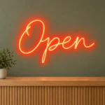 Adaçayı yeşili kafe karşılama duvarında kırmızı Open LED neon yazısı
