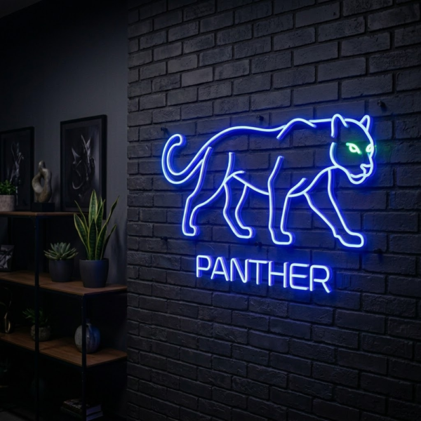 Koyu tuğla duvarda mavi ışıklı, yeşil gözlü yürüyen panter LED neon tabela ve altında PANTHER yazısı