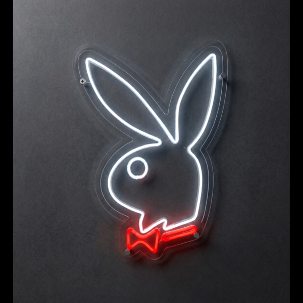 Koyu duvarda beyaz ışıklı uzun kulaklı tavşan profili ve kırmızı papyonlu LED neon tabela