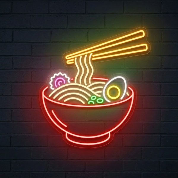 Koyu tuğla duvarda kırmızı ramen kâsesi, sarı yemek çubukları, erişte ve yumurta figürlü LED neon tabela
