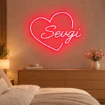 Krem yatak odasında ahşap şifonyerin üzerinde kırmızı kalp çerçevesi içinde Sevgi yazılı LED neon tabela