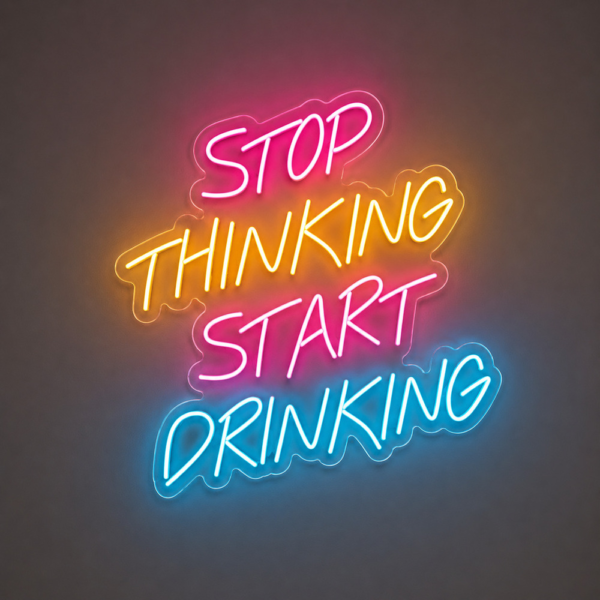 Koyu gri duvarda pembe, sarı ve turkuaz renklerle dört satır Stop Thinking Start Drinking LED neon tabela