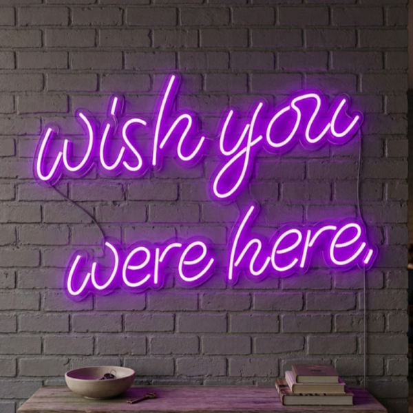 Gri tuğla duvarda mor ışıklı iki satır Wish You Were Here LED neon tabela